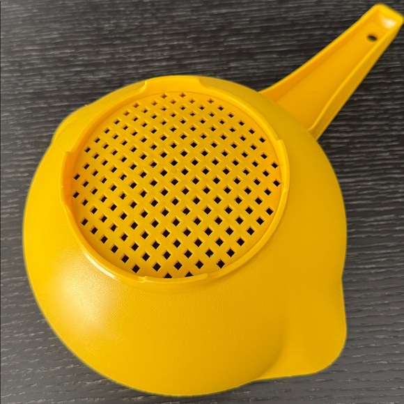 Tupperware Yellow Strainer with Handle - Picture 5 of 7